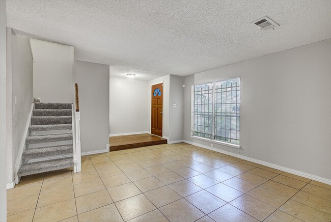 5825 W Tidwell Rd in Houston, TX - Building Photo - Building Photo