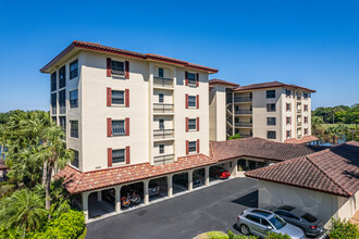 Chateaumere in Naples, FL - Foto de edificio - Building Photo