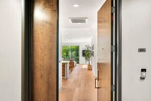 855 N Croft Ave, Unit 301 in Los Angeles, CA - Building Photo