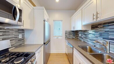 146 1/2 Rosemont Ave in Los Angeles, CA - Foto de edificio - Building Photo