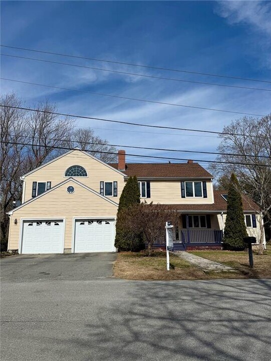 22 Mayfield Rd in Barrington, RI - Building Photo