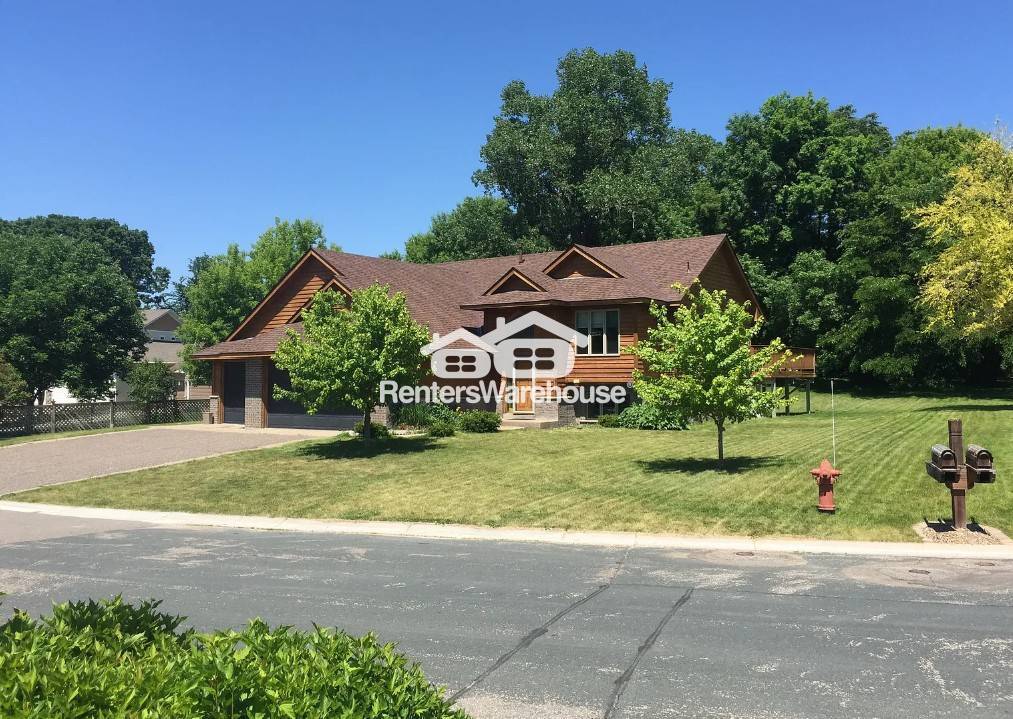 180 Luisa Ct in Chaska, MN - Building Photo