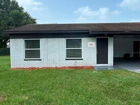 709 Bryon Ct in Lakeland, FL - Building Photo