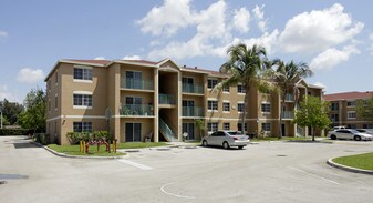 Hidden Cove Apartments in Miami, FL - Building Photo