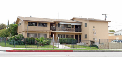 8320 Lindley Ave in Northridge, CA - Building Photo - Building Photo