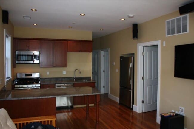 148 Hillside St, Unit 1 in Boston, MA - Foto de edificio - Building Photo