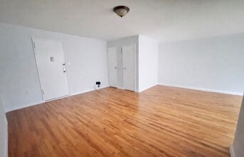 210 Atlantic Ave in Lynbrook, NY - Building Photo - Building Photo