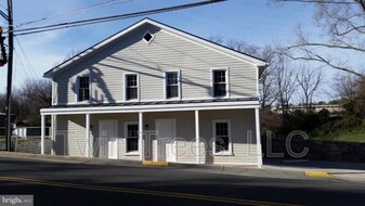 5729 Main St in Mount Jackson, VA - Foto de edificio - Building Photo