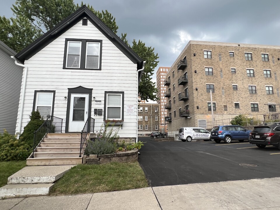 2030 N Farwell Ave, Unit A in Milwaukee, WI - Building Photo