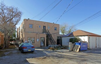 913 Copper Ave NW in Albuquerque, NM - Foto de edificio - Building Photo