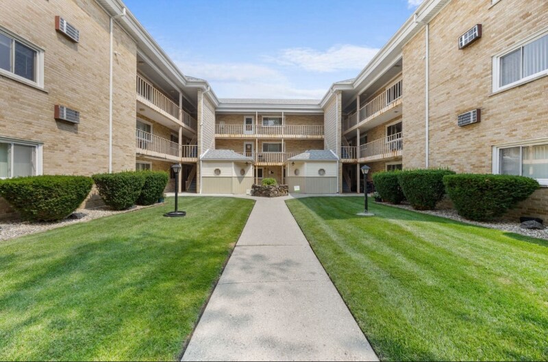 7206 W Wellington Ave in Chicago, IL - Building Photo