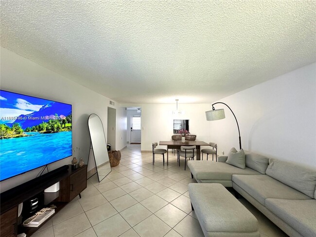 620 NE 12th Ave in Hallandale Beach, FL - Building Photo - Building Photo