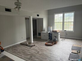 11 Concorde Way in Windsor Locks, CT - Building Photo