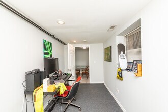 2833 N Albany Ave, Unit G in Chicago, IL - Building Photo - Building Photo