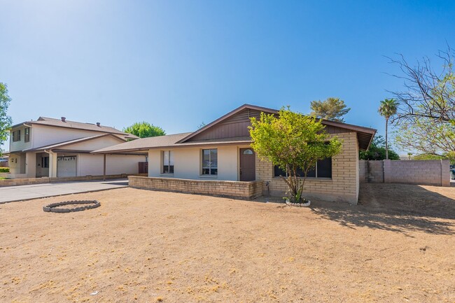 2019 W Wescott Dr in Phoenix, AZ - Foto de edificio - Building Photo