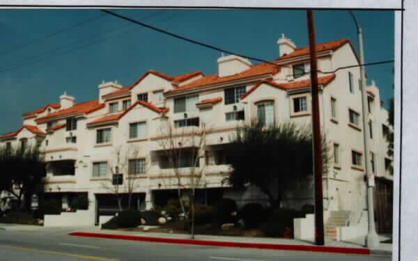 Canoga Luxury Apartments in Chatsworth, CA - Building Photo