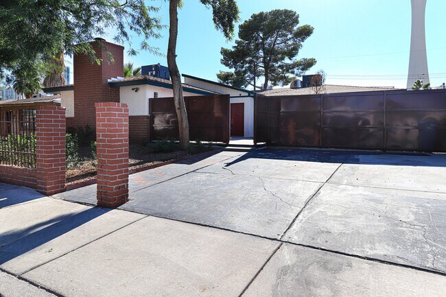 2100 Santa Ynez Dr in Las Vegas, NV - Building Photo - Building Photo