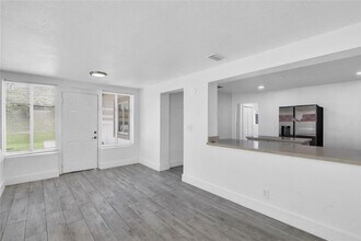 16200 NE 3rd Ave in North Miami Beach, FL - Foto de edificio - Building Photo