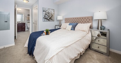 The Residences of Orland Park Crossing in Orland Park, IL - Foto de edificio - Building Photo