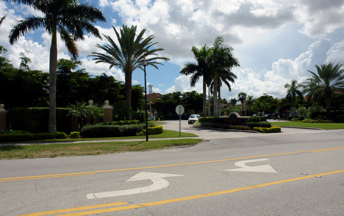 Siesta Pointe in Hialeah, FL - Foto de edificio