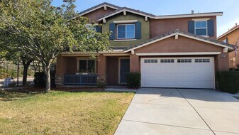 53214 Savannah Ct in Lake Elsinore, CA - Building Photo