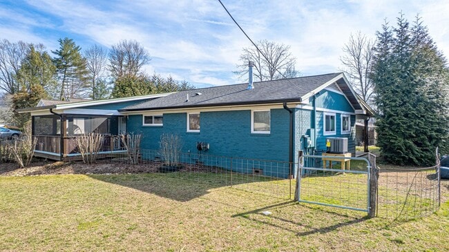 65 Cherry St in Brevard, NC - Building Photo - Building Photo