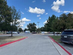 7220 Wyoming Springs Dr in Round Rock, TX - Building Photo - Building Photo