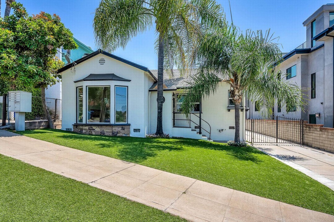 2828 Avenel St in Los Angeles, CA - Building Photo