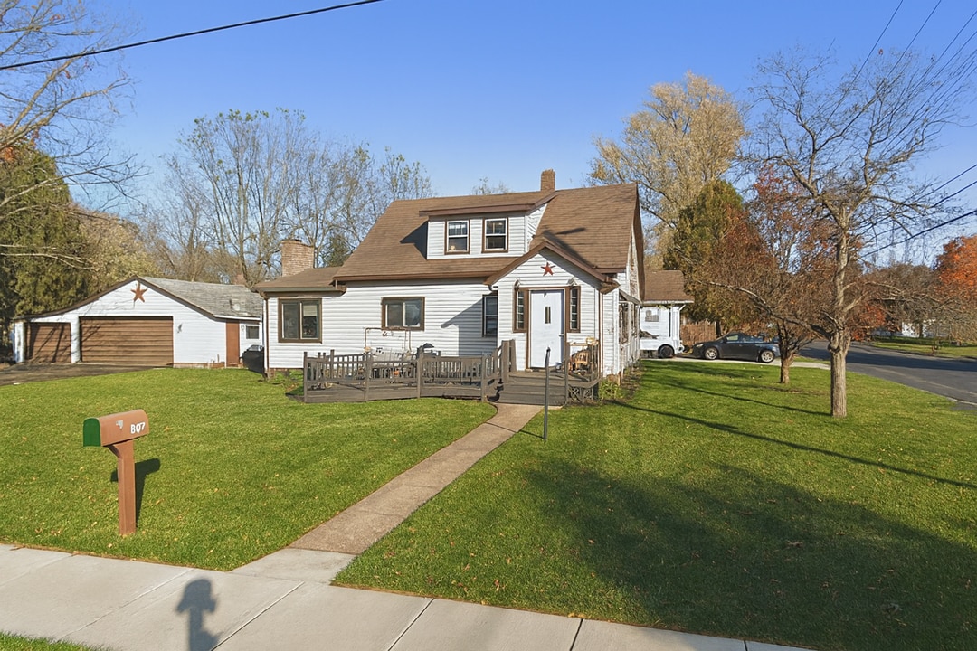627 E 6th St S in Ladysmith, WI - Foto de edificio