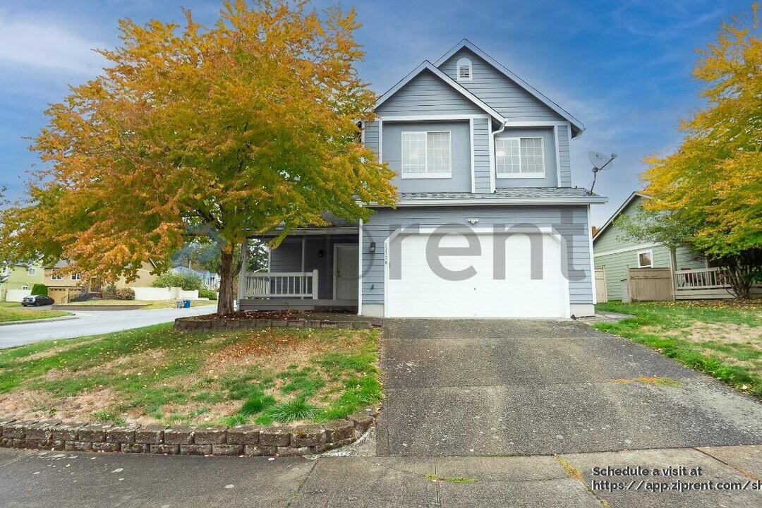 13704 SE 275th St in Kent, WA - Foto de edificio