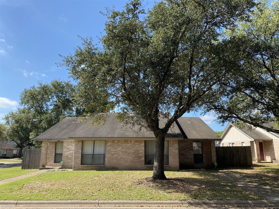 2528 Hickory Dr in College Station, TX - Building Photo