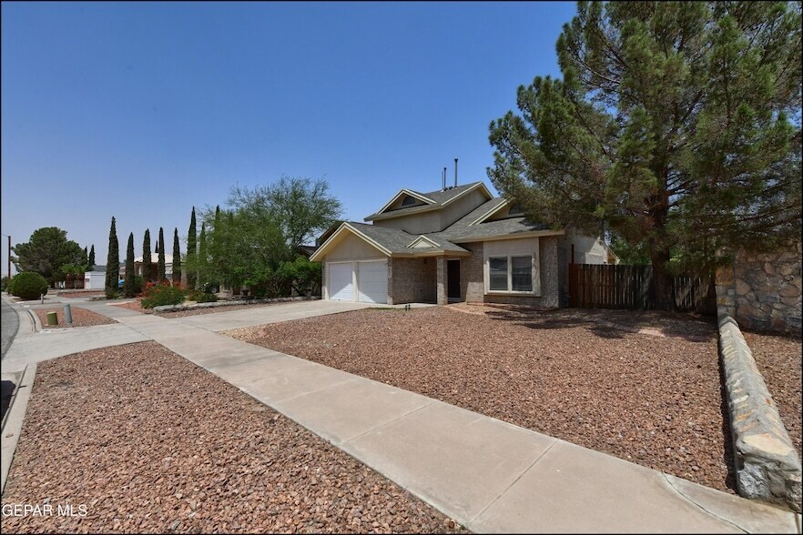 695 Bluff Canyon Cir in El Paso, TX - Building Photo
