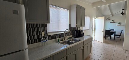 44034 Carolside Ave in Lancaster, CA - Foto de edificio - Building Photo