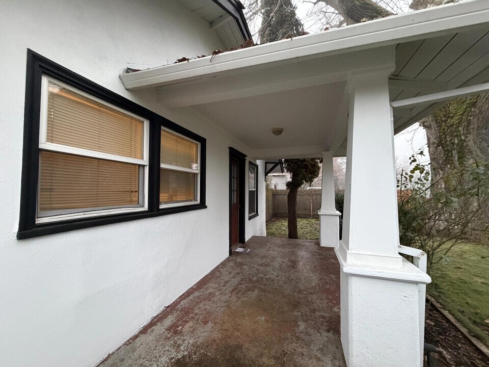 3282 Bursell Rd in Central Point, OR - Building Photo