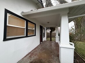 3282 Bursell Rd in Central Point, OR - Foto de edificio - Building Photo