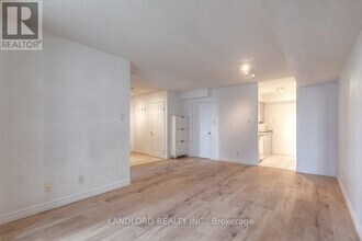 256 Doris Ave in Toronto, ON - Building Photo - Building Photo