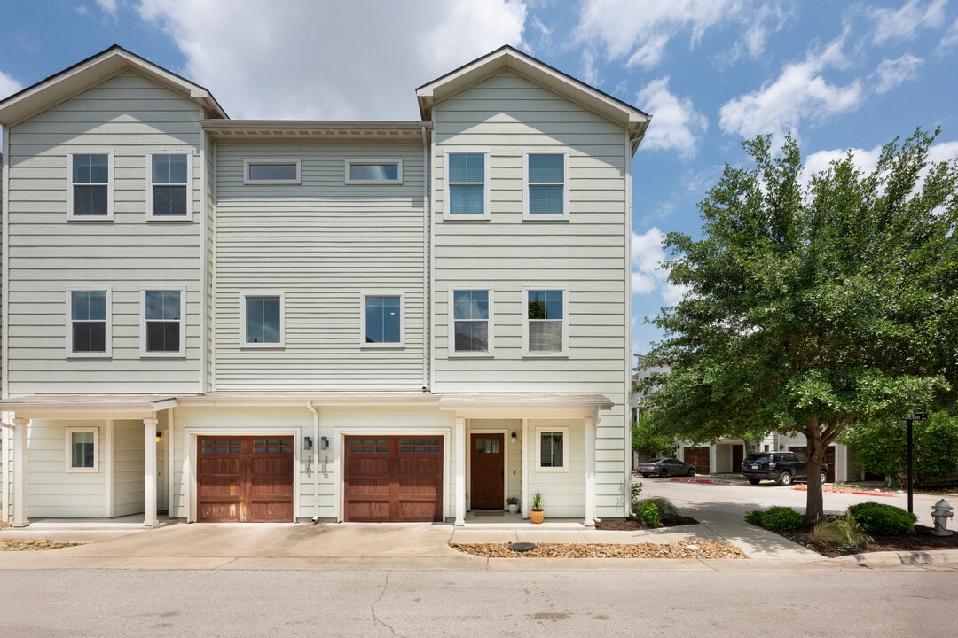 2710 Halcyon Dr, Unit 24 in Austin, TX - Foto de edificio