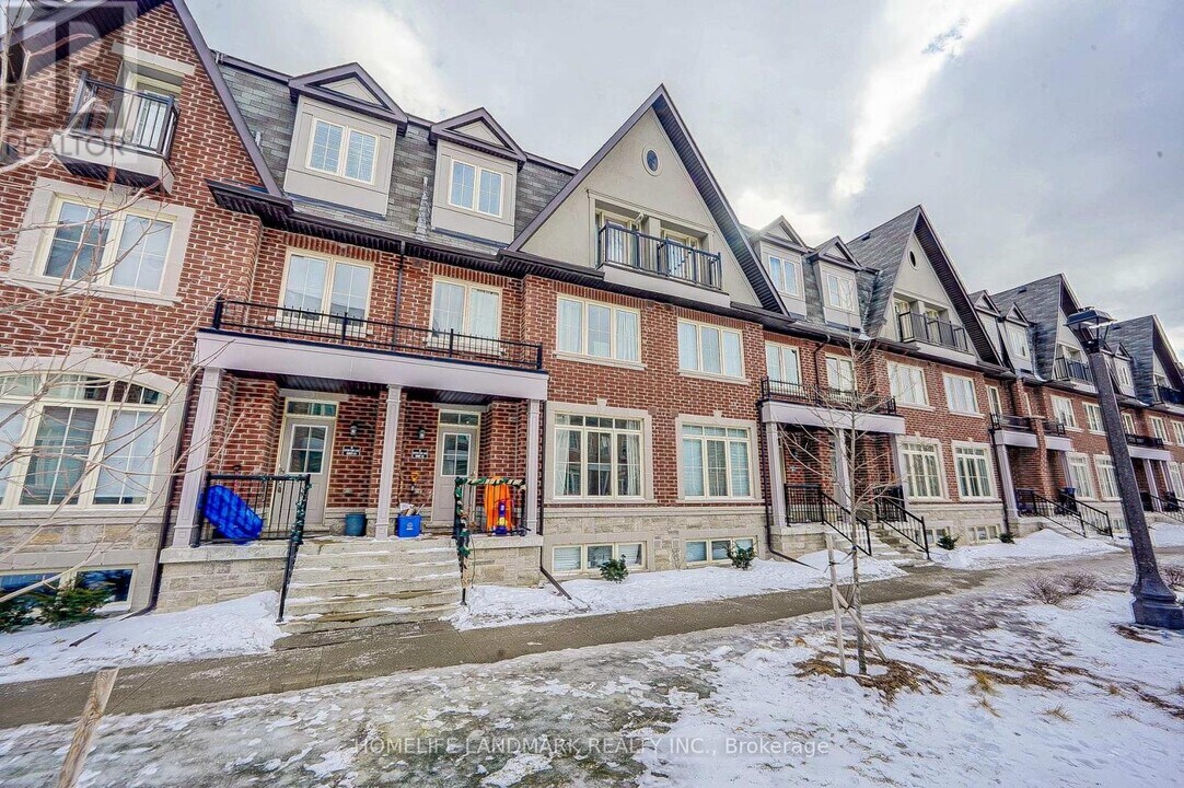 8-18 Eaton Park Ln in Toronto, ON - Building Photo