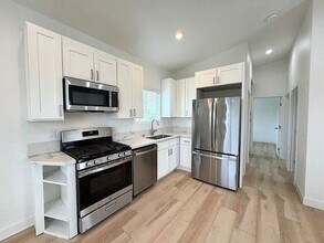6740 Elmore St in San Diego, CA - Foto de edificio - Building Photo
