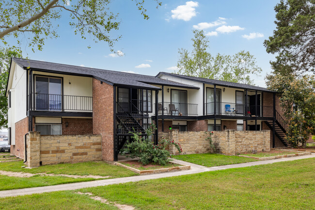 Gruenewood Villa Apartments in New Braunfels, TX - Building Photo - Building Photo