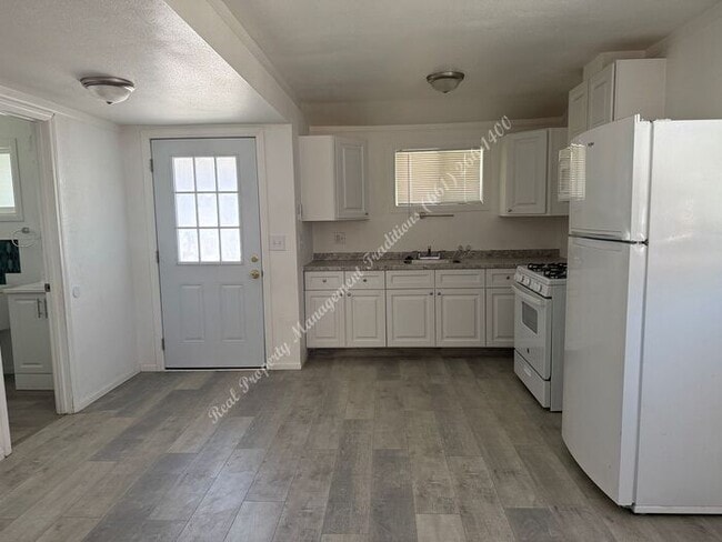 45420 5th St E in Lancaster, CA - Building Photo - Building Photo