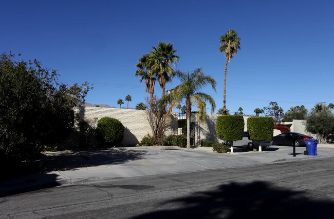 567 S Desert Way in Palm Springs, CA - Foto de edificio - Building Photo