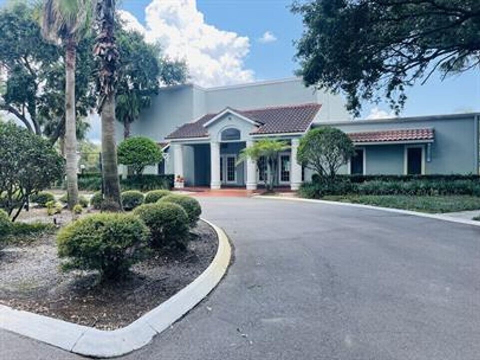 2810 Somerset Park Dr in Tampa, FL - Building Photo