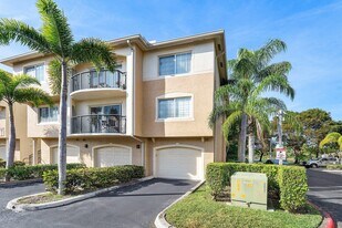 1000 Crestwood Ct S in Royal Palm Beach, FL - Building Photo