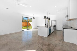 2101 Thrasher Ln in Austin, TX - Building Photo - Building Photo