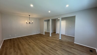 1060 Browning Ln in Lake Zurich, IL - Building Photo - Building Photo