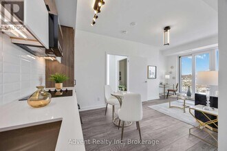 8888 Yonge St in Richmond Hill, ON - Building Photo - Building Photo