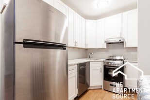 516 W Cornelia Ave in Chicago, IL - Building Photo