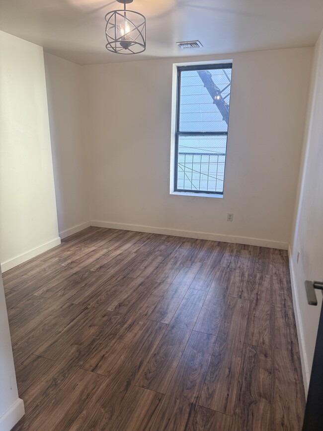 182 Ferry St, Unit 2B in Newark, NJ - Building Photo - Building Photo