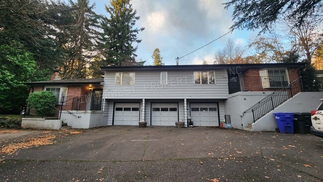 7025-7025 SW Canyon Rd in Portland, OR - Building Photo - Building Photo